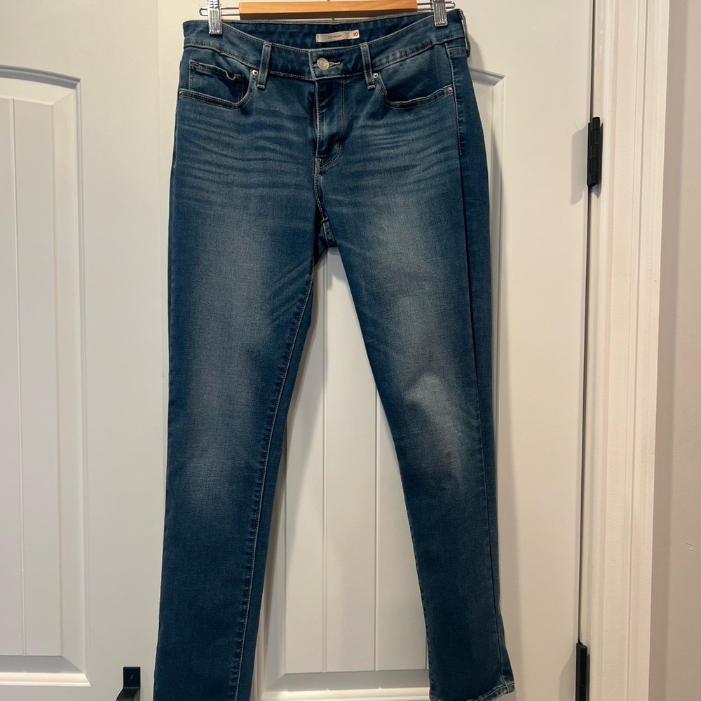 Levi's Blue Skinny Jeans with Contemporary Style